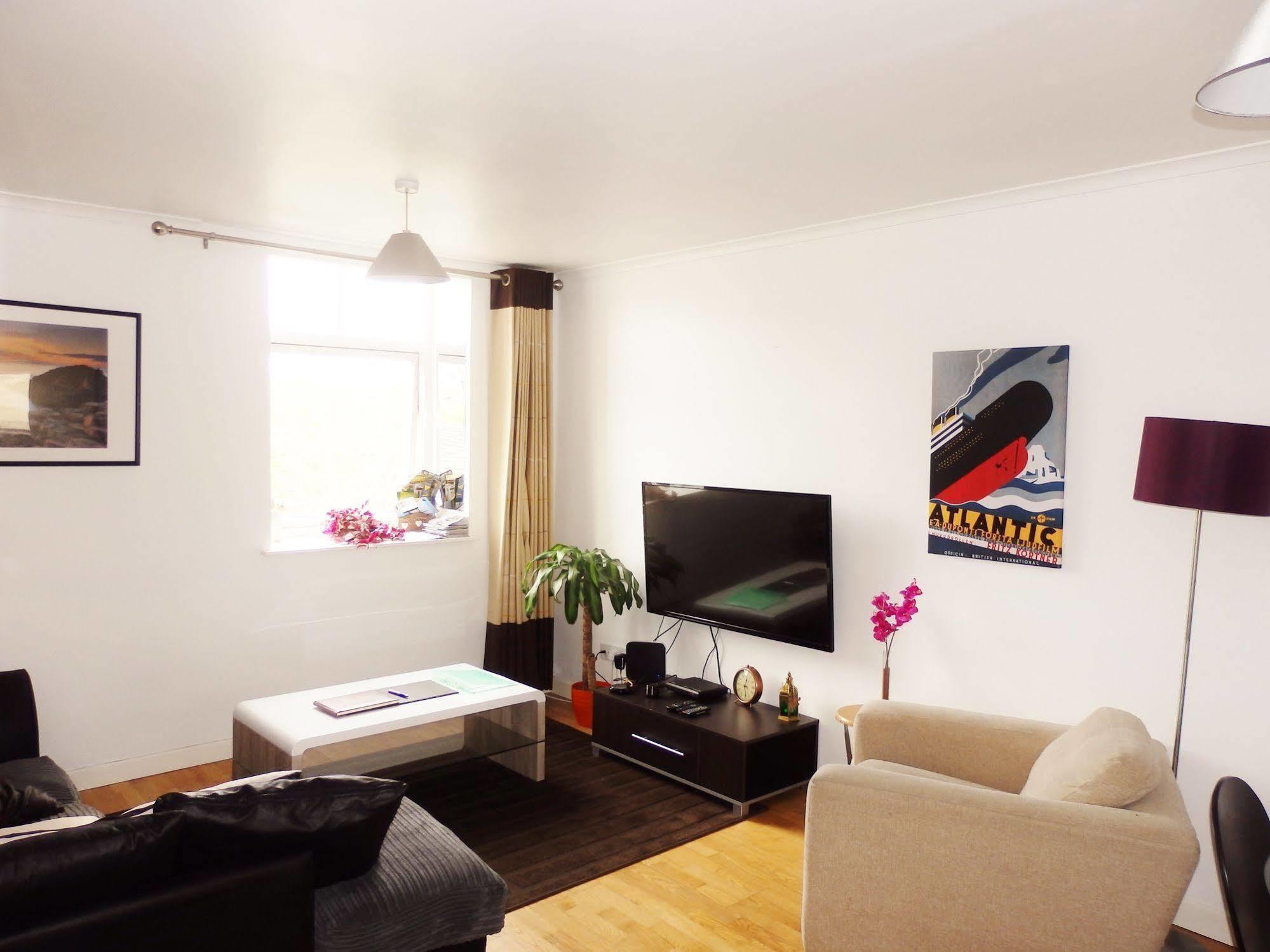 Excellent Location - City Centre - Parking - 4 Beds -2 Bedrooms Belfast Kültér fotó