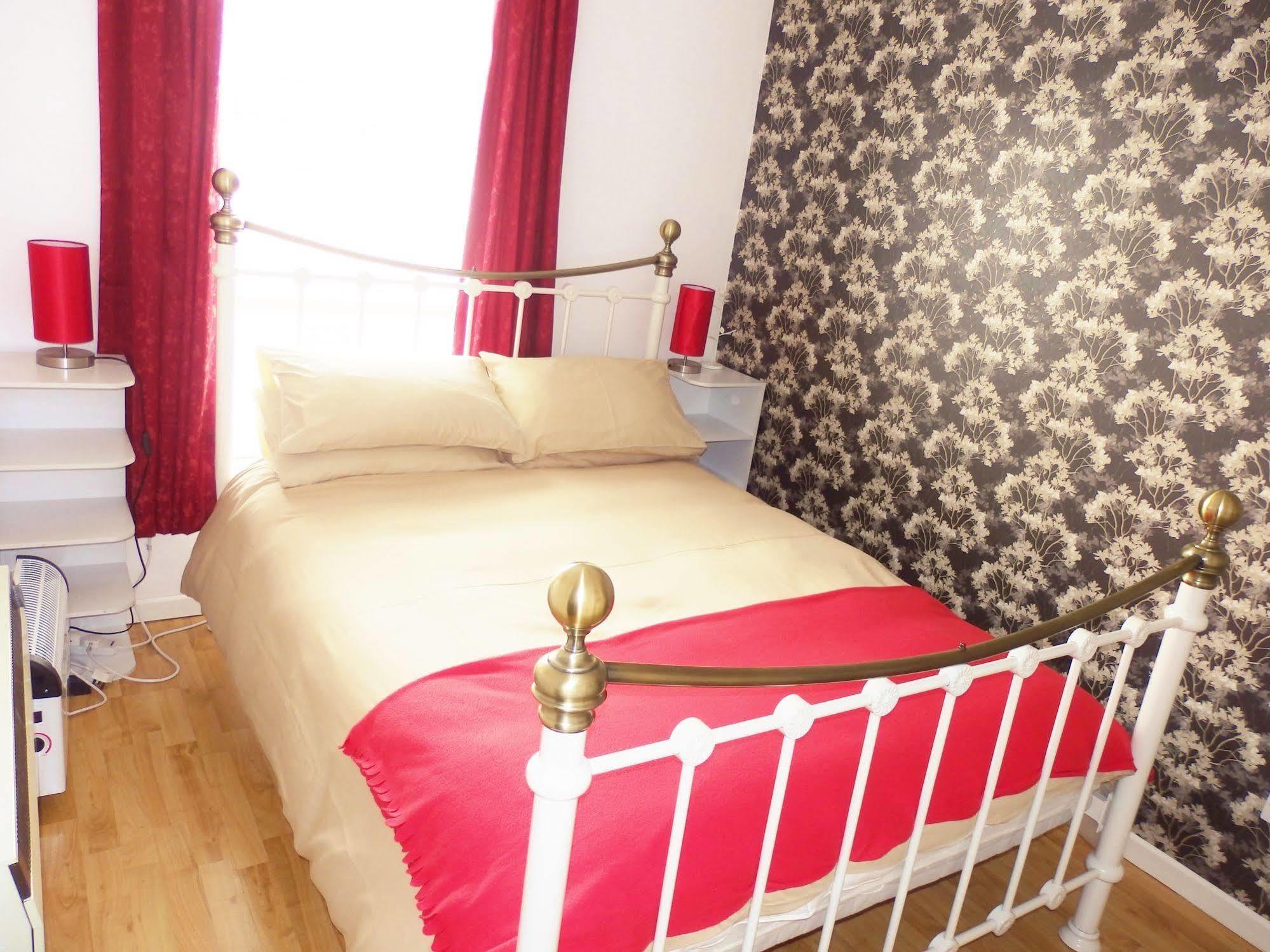 Excellent Location - City Centre - Parking - 4 Beds -2 Bedrooms Belfast Kültér fotó